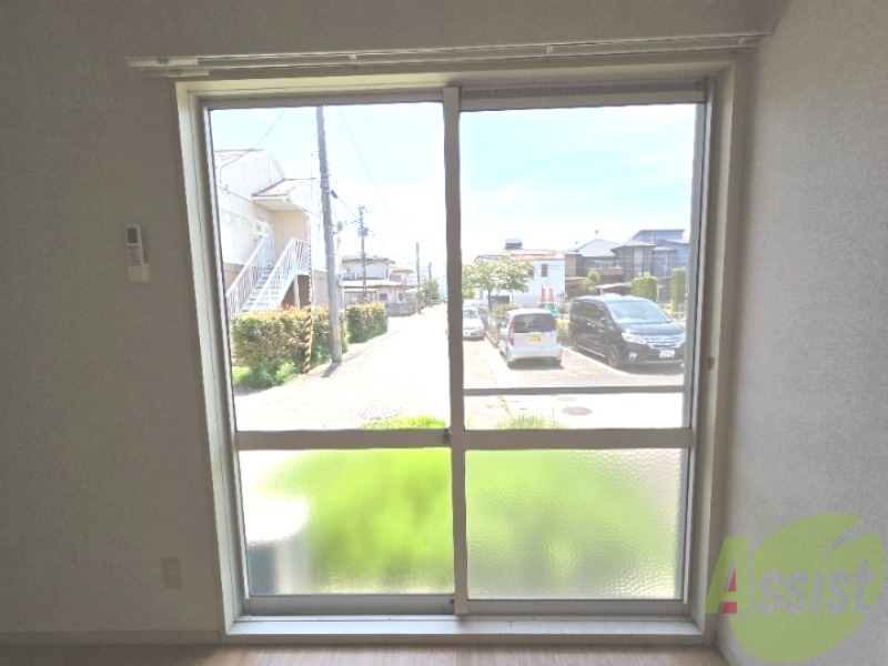 バルコニー　リビングルームには大きな窓がありましたよ。