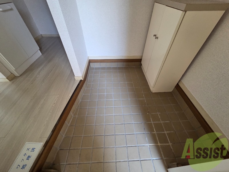 玄関　玄関を入ると広いリビングスペースに繋がります。