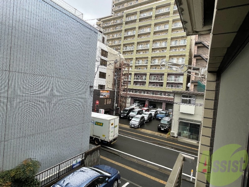 バルコニー　窓から撮影した１枚です。雰囲気が伝わりますか。