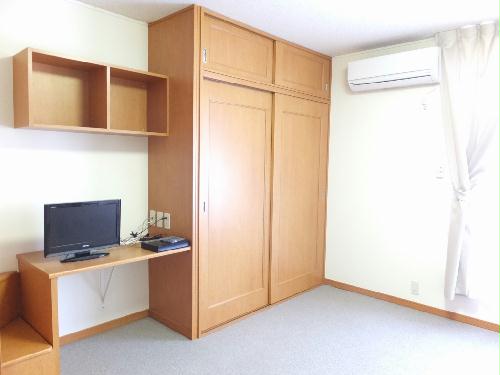 その他部屋・スペース　木目調の色合いが落ち着いた印象を与えます。