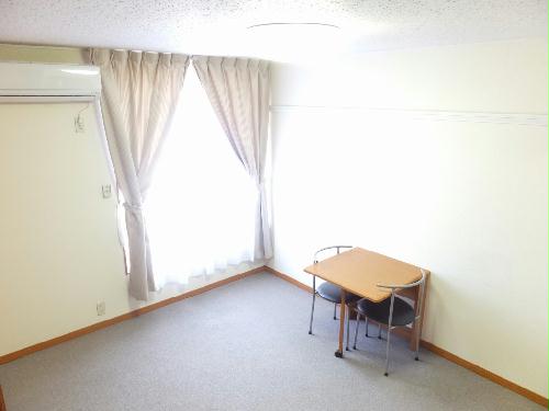 居室・リビング　２階床は防音性を考慮した絨毯仕様です。