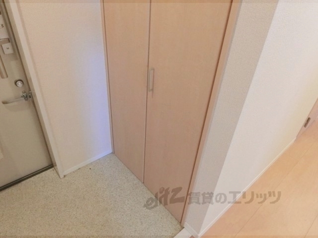 収納　電気温水器入ってます