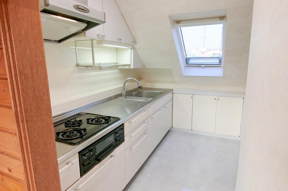 キッチン　3口ガスのシステムキッチン、グリル機能