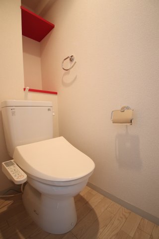 トイレ　落ち着いた色調のトイレです