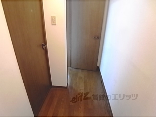 その他部屋・スペース　玄関から廊下を見た写真です