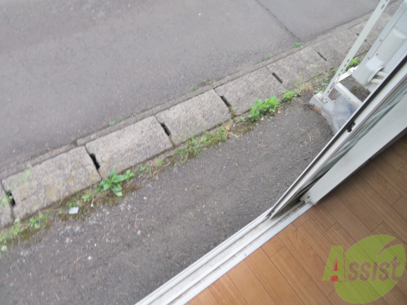 バルコニー　洋室から窓の外を撮影致しました。住宅街が見えます。