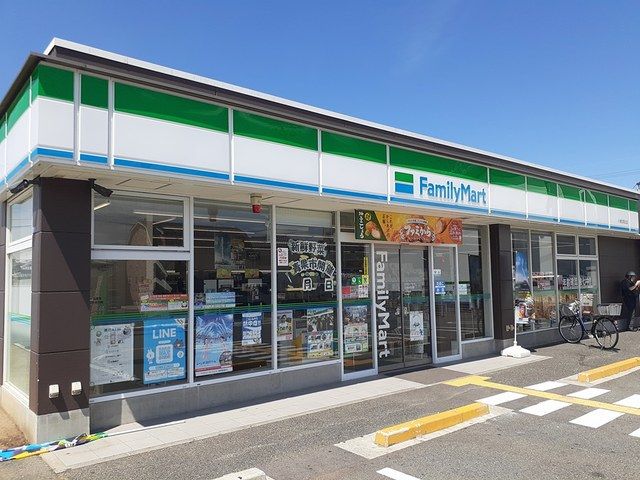 コンビニ　ファミリーマート様（コンビニ）まで687m