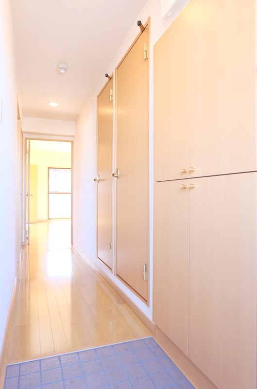 玄関　※同棟同型内観写真、現状優先となります。