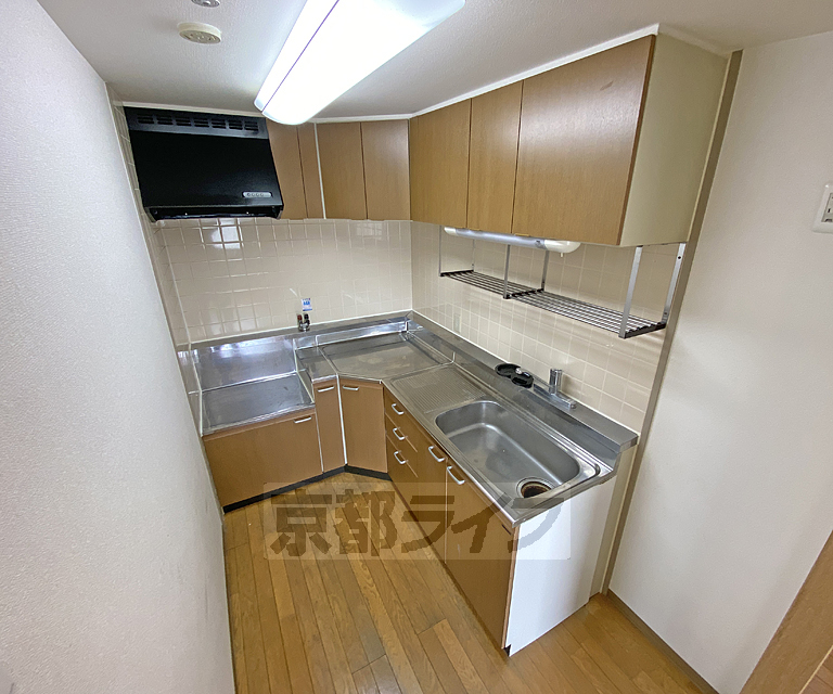 キッチン　収納スペース多数有り