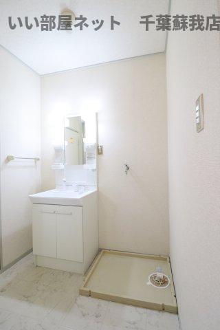 洗面設備　明るい洗面所です