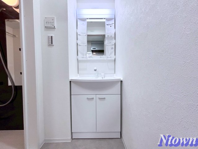 洗面設備　独立洗面化粧台が付いています