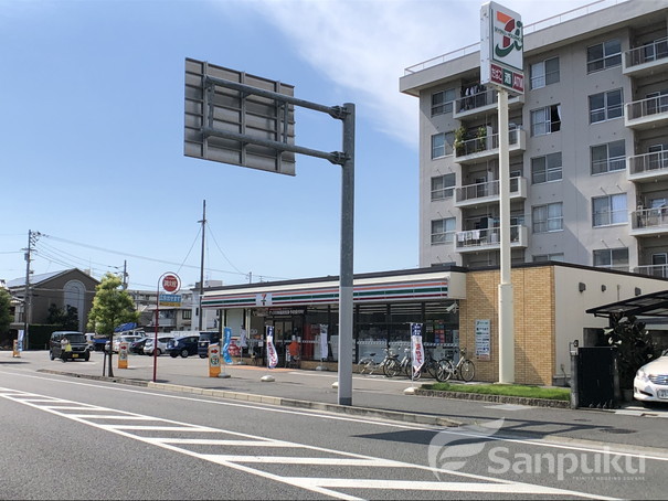 コンビニ　セブンイレブン（コンビニ）まで727m