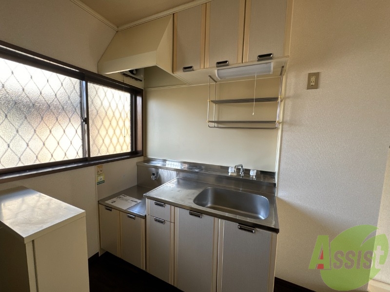 キッチン　キッチンは作業台もあり広めなので使いやすそうですね。