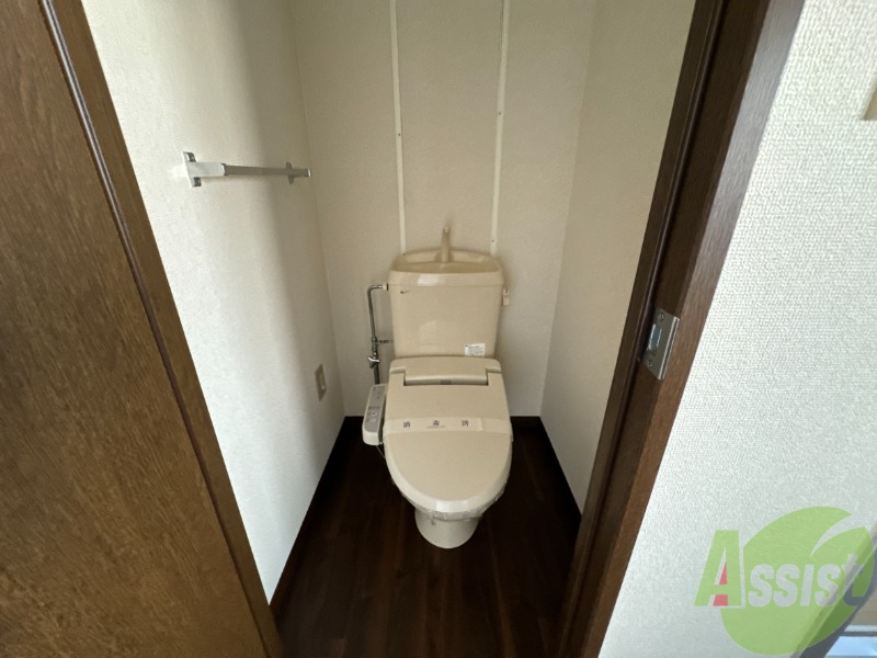 トイレ　トイレはシンプル。広さも十分で安心ですね