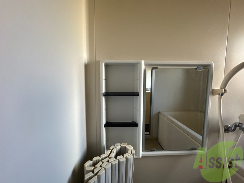 洗面設備　洗面台はなく、浴槽に丁度良い鏡がありました。