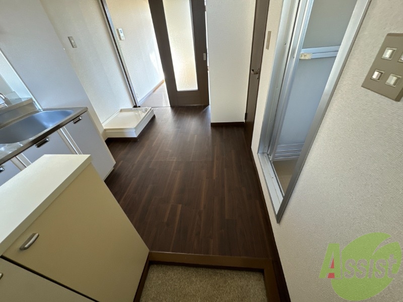 玄関　玄関から撮影しました。明るい印象ですね。