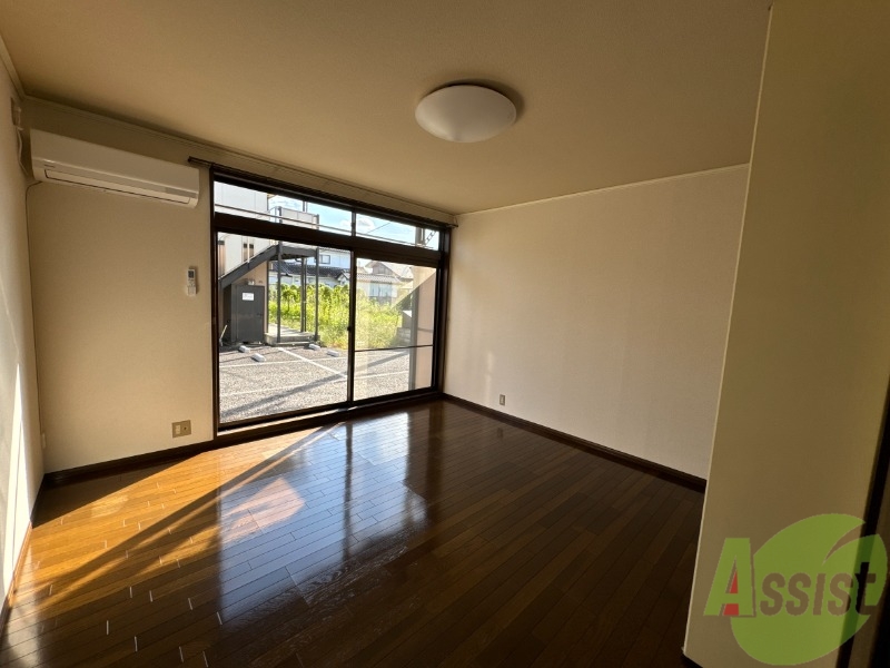 居室・リビング　８帖の洋室です。生活のメインとなる部屋ですね。