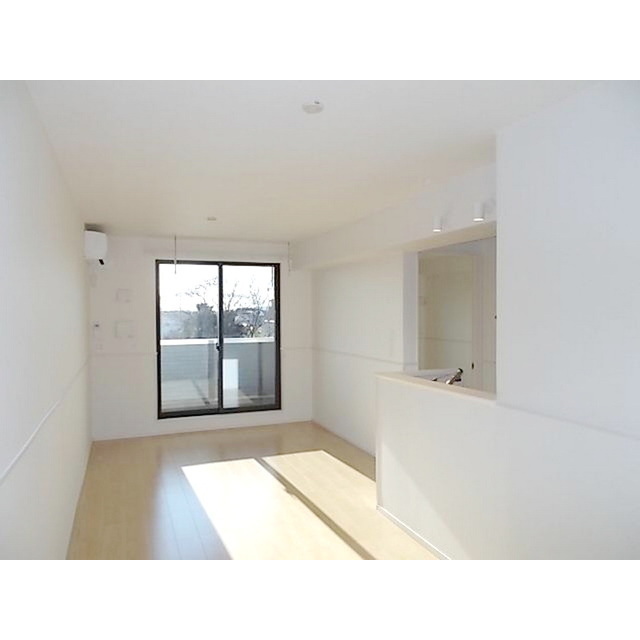 居室・リビング　明るい日差しの空間