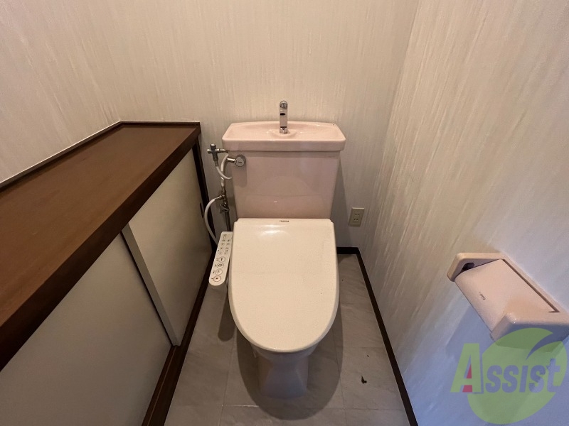 トイレ　温水洗浄付きの便座です。便利で使い勝手がいいですね。