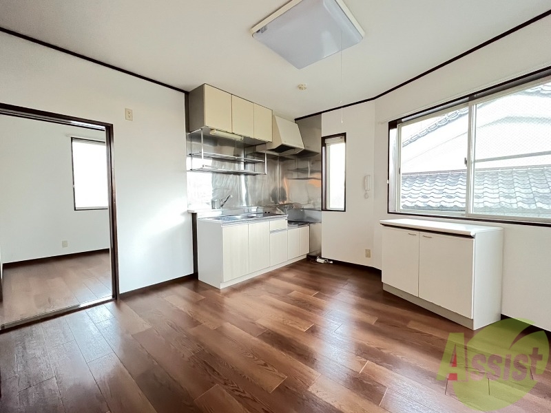 居室・リビング　６帖のリビングは大きな窓のおかげでよく陽が差します