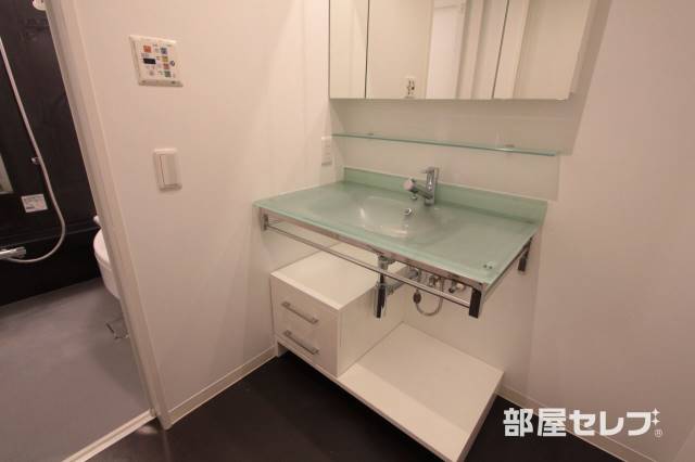 洗面設備　洗面台にも収納があります