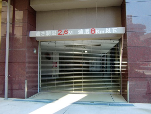 駐車場　駐車場入口