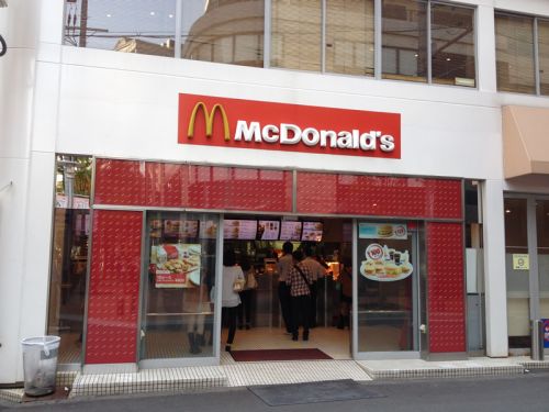 飲食店　マクドナルド 梅田茶屋町店（飲食店）まで332m