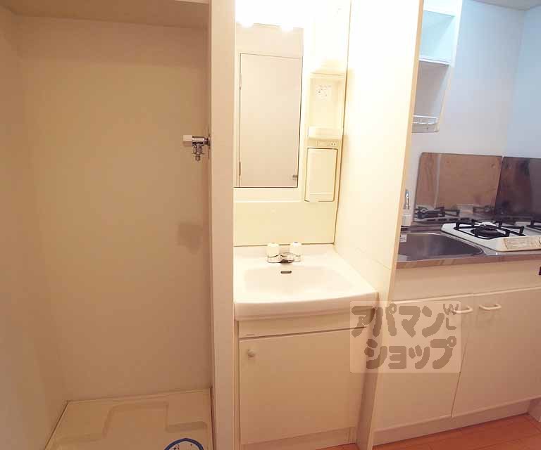 洗面設備　キッチン横の独立洗面台です。