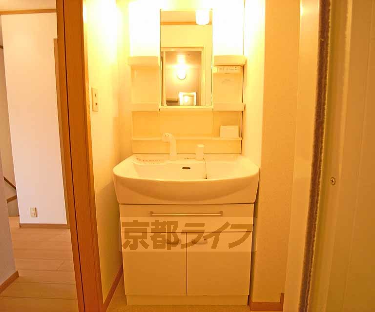 洗面設備　綺麗な洗面台です。