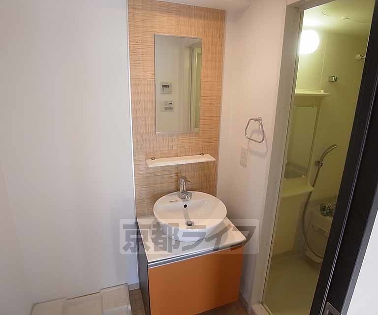 洗面設備　オシャレな洗面ボウルが特徴的な洗面台です。