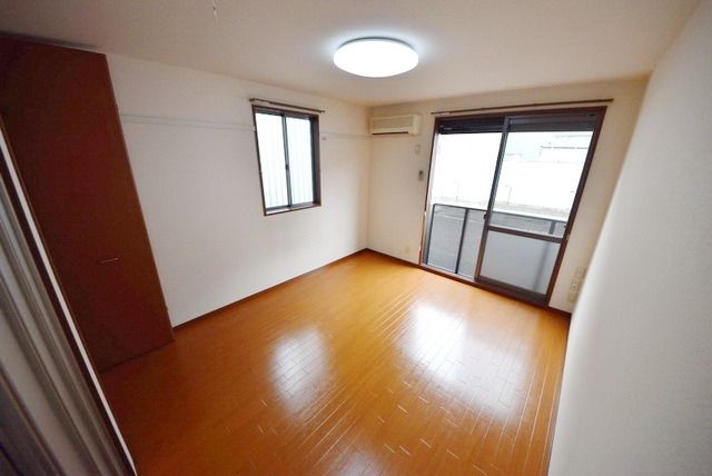 居室・リビング　収納付き洋室