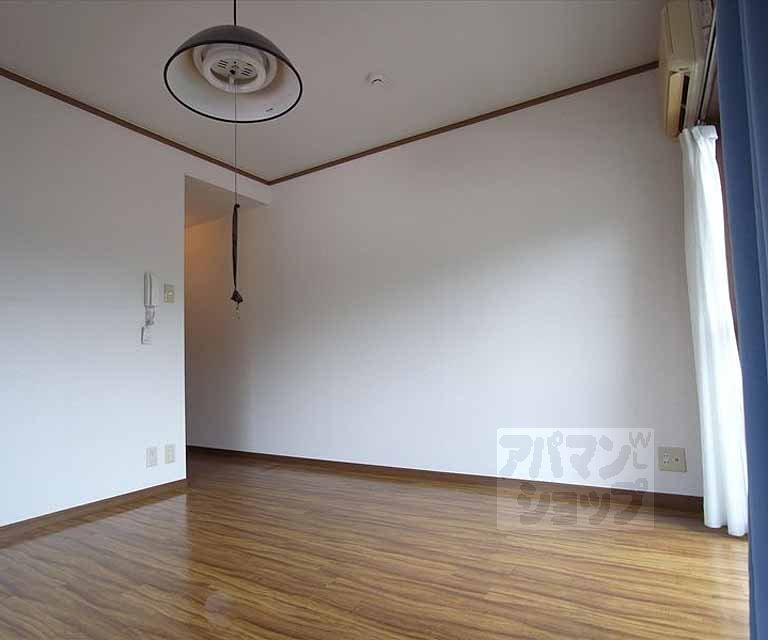 居室・リビング　７．３帖の洋室です