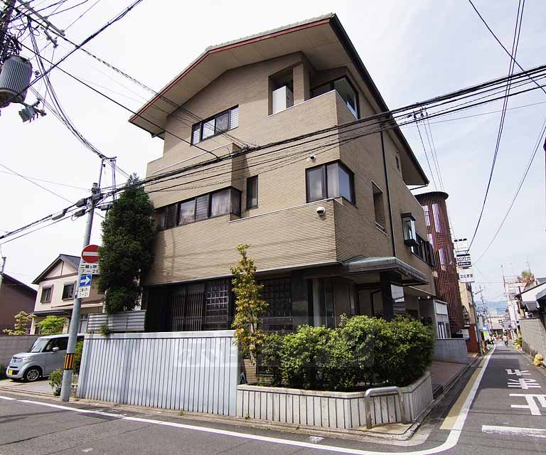 建物外観　角地に立ち採光、通風共によろし