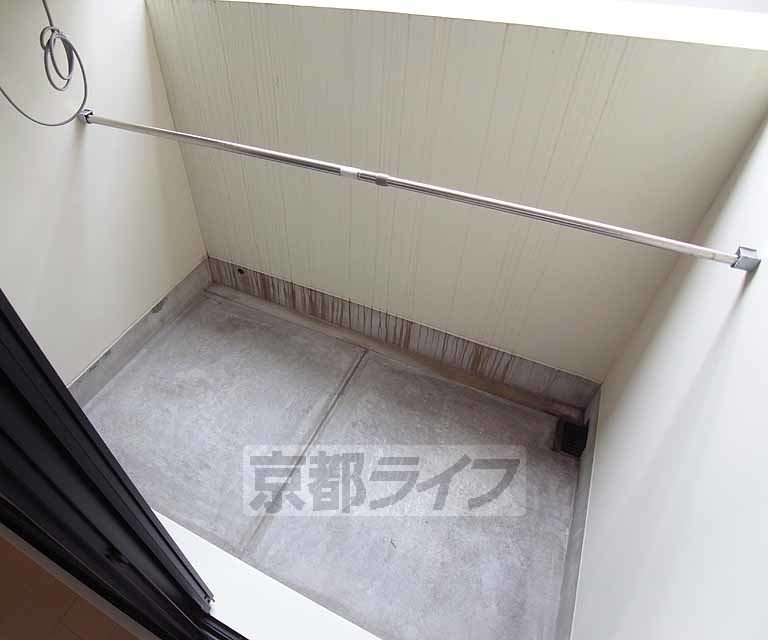 バルコニー　ベランダは小ぶりですね。