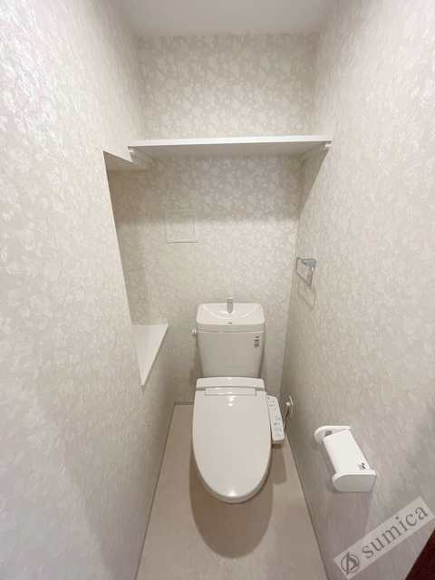 トイレ　人気アイテムの温水洗浄便座。清潔感のあるトイレです。