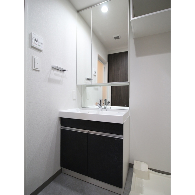 洗面設備　二面鏡洗面化粧台