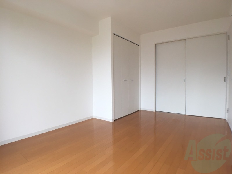 その他部屋・スペース　戸を閉めるとリビングと区切られた寝室にすることができますよ。