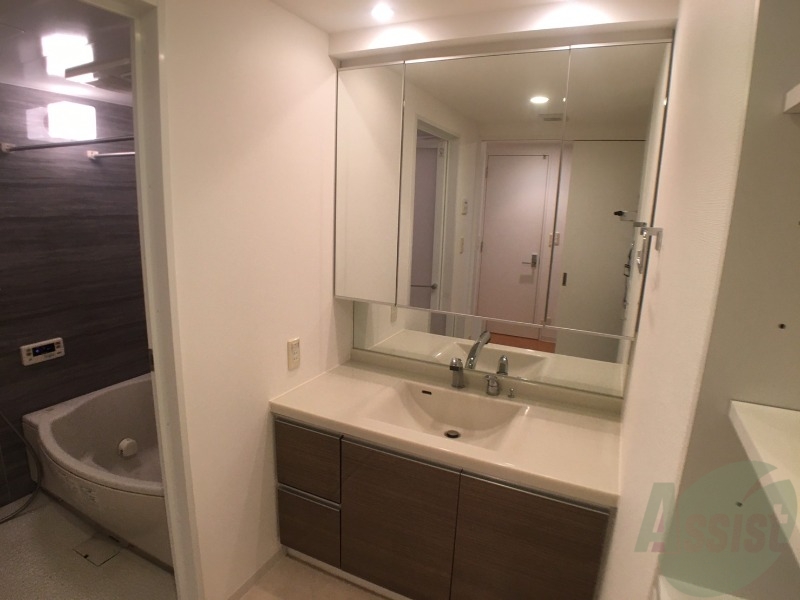 洗面設備　独立洗面台です。大きくてよいですね。シャンプーもできます。