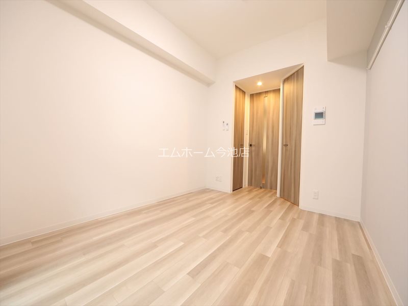 居室・リビング　洋室7.2帖　エアコン完備　バルコニーに面しています