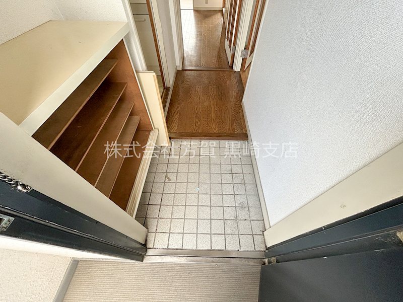 玄関　※写真は別号室のものです。