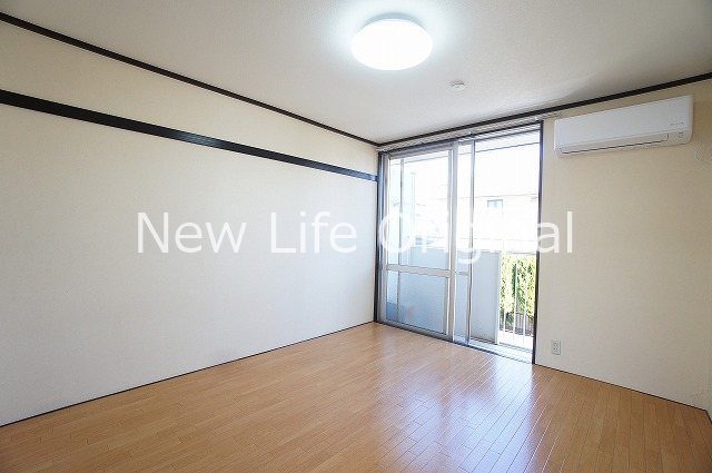 居室・リビング　明るい光が差し込む6.4帖。