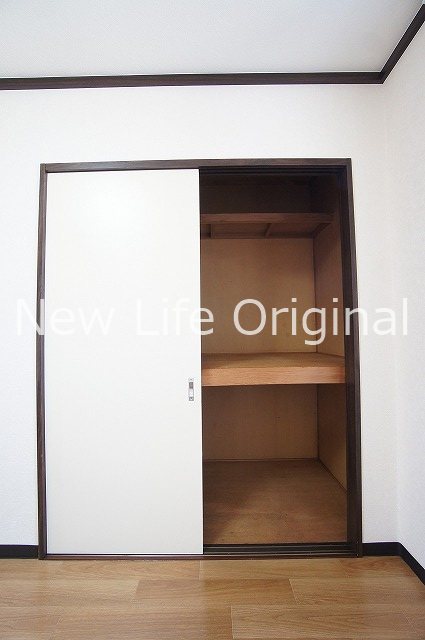 収納　押入れ付きで布団も楽に収納可能です。