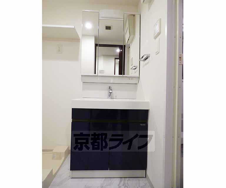 洗面設備　綺麗な洗面台です。