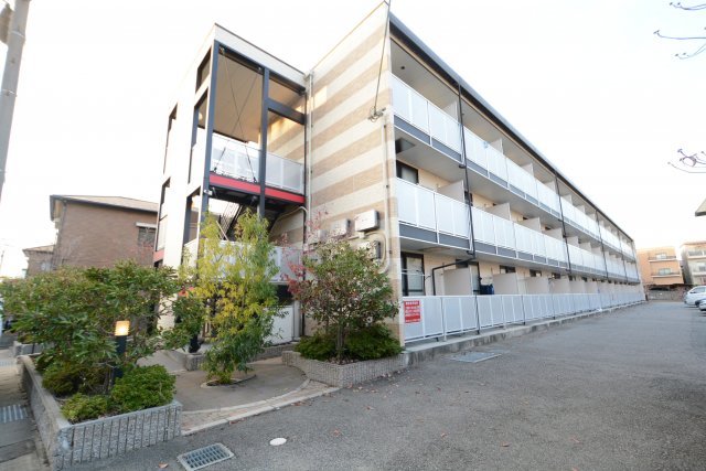 建物外観　宅配BOX付きで便利です♪