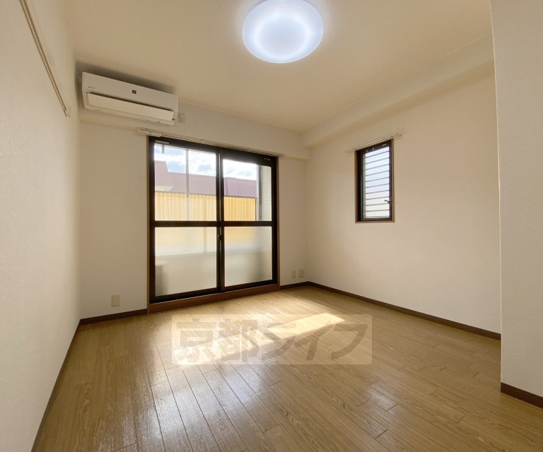居室・リビング　最上階・角部屋の２面窓のあるお部屋です。