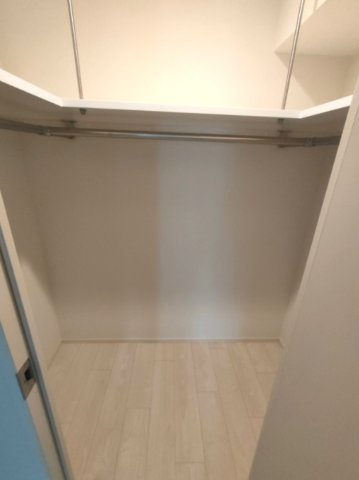 収納　ウォークインクローゼット同物件1001号室の写真になります