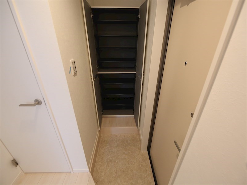 玄関　玄関　姿見鏡付　シューズボックス付（収納充実してます）