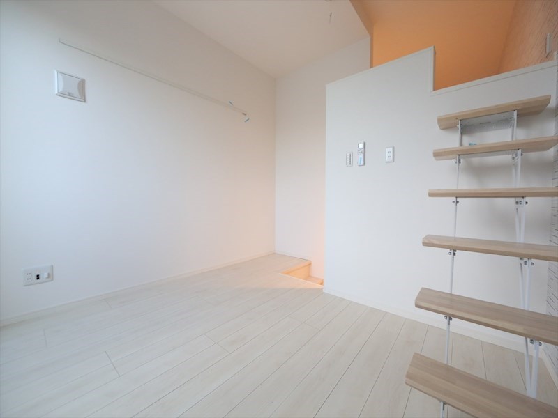 居室・リビング　洋室5.9帖　ロフト6.2帖（収納にも寝室にも使えます）