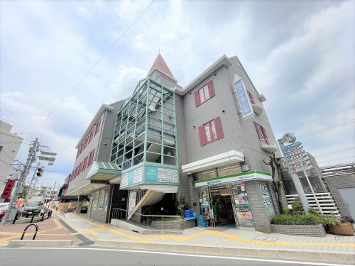 コンビニ　ファミリーマート 阪急千里山駅前店（コンビニ）まで739m