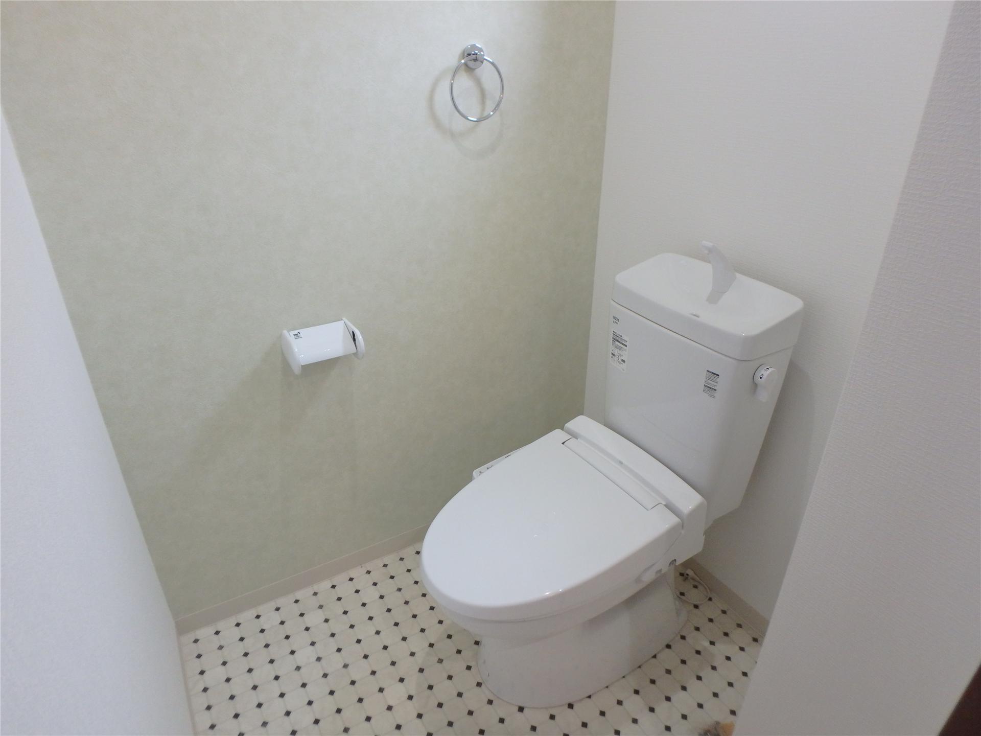 トイレ　棚付きのトイレです